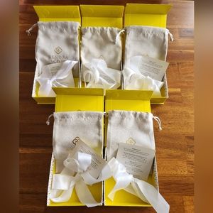 5 kendra Scott Boxes